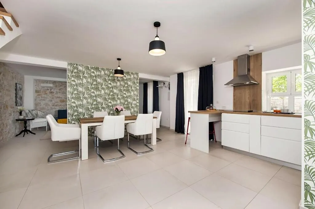 House Nina Villa Petehi 0*,