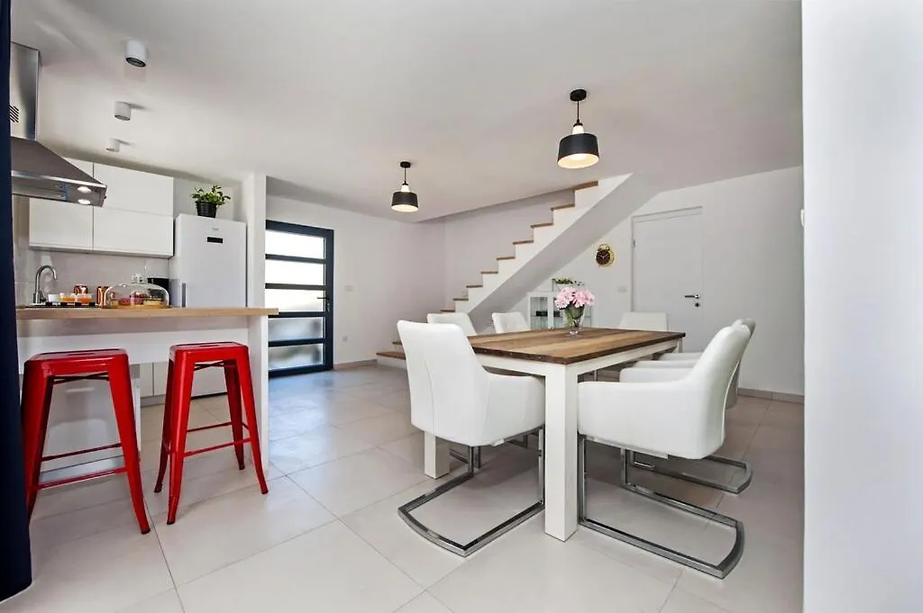 House Nina Villa Petehi 0*,